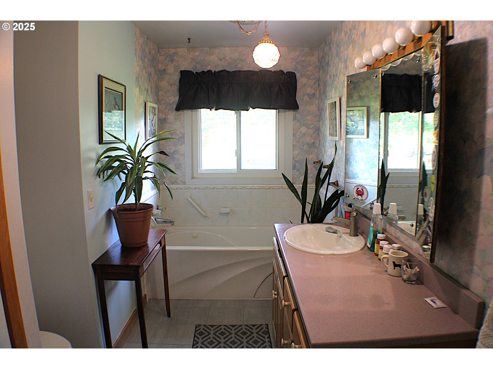180 Ruckles Drive Myrtle Creek, OR 97457 - Photo 19 of 45 a living room with furniture and a flat screen tv