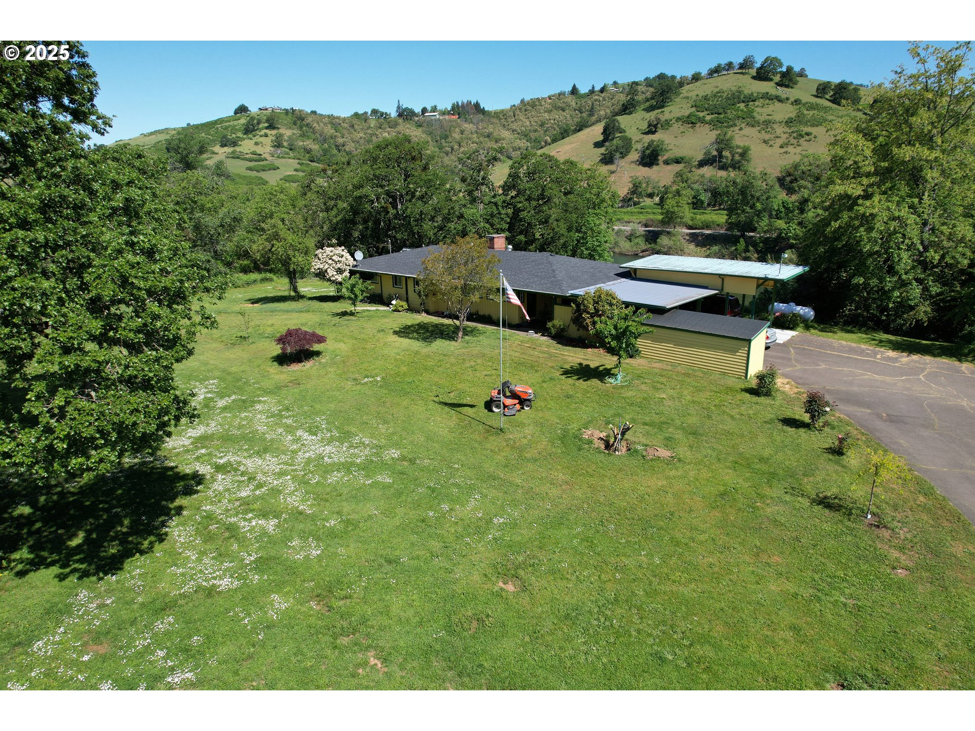 180 Ruckles Drive Myrtle Creek, OR 97457 - Photo 32 of 45 a backyard of a house with table and chairs