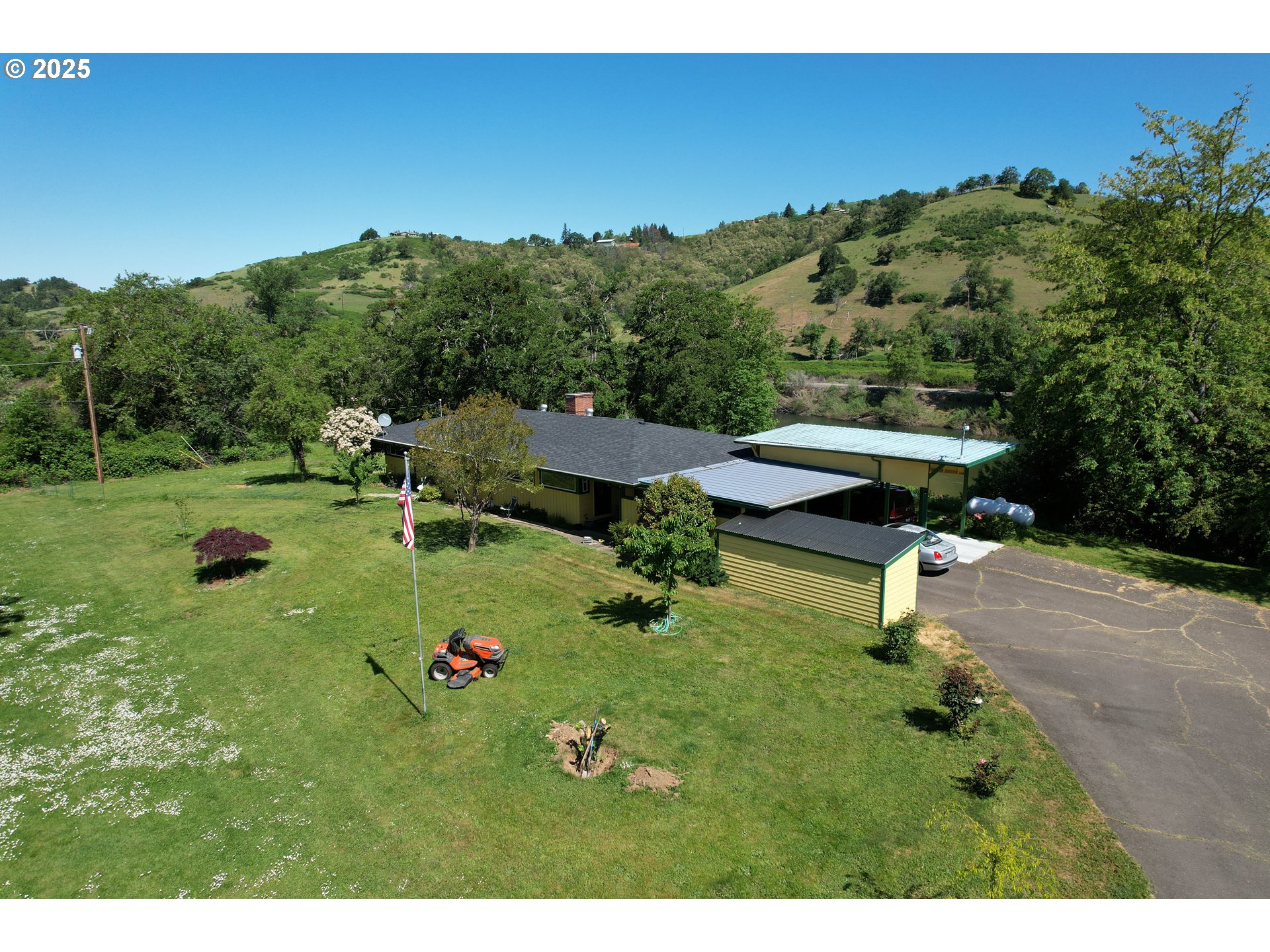 180 Ruckles Drive Myrtle Creek, OR 97457 - Photo 37 of 45 a backyard of a house with table and chairs