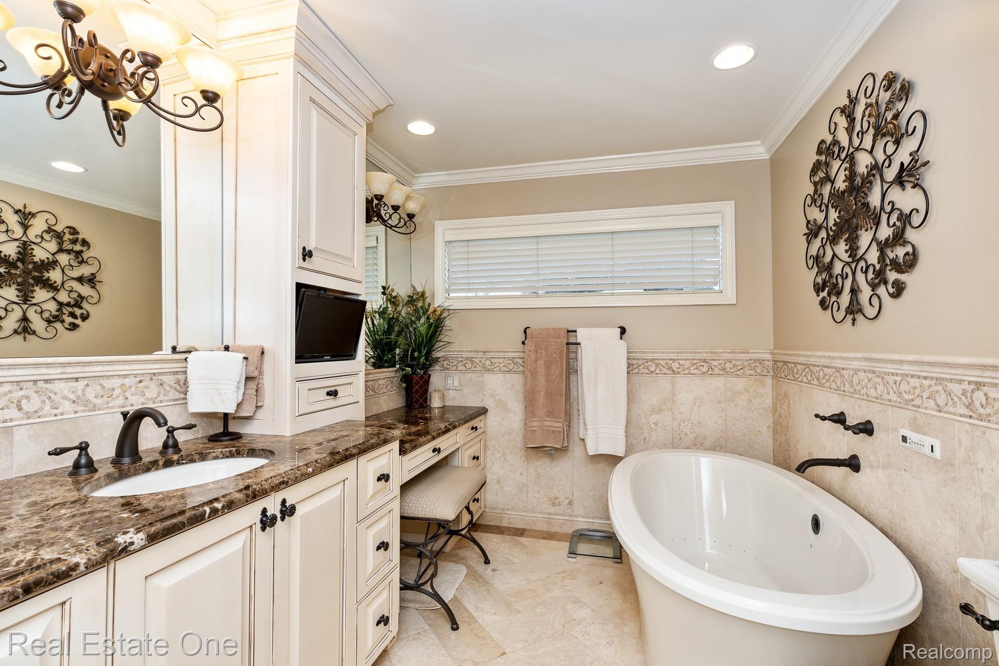 3448 Summit Ridge Drive Rochester, MI 48306 - Photo 14 of 34 Master bath