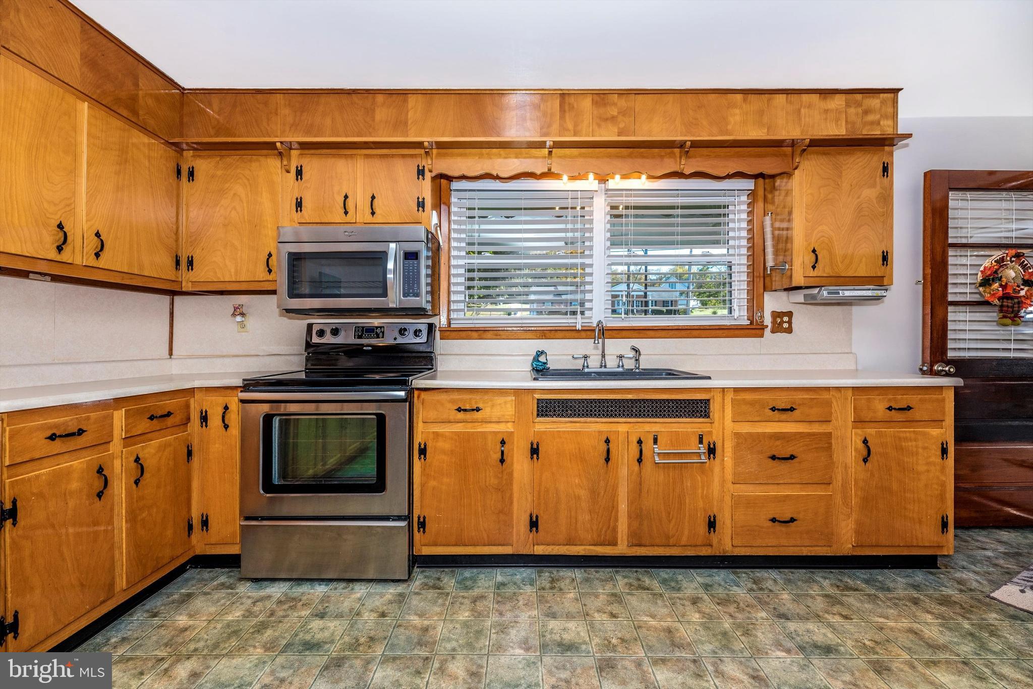 10329 Old Annapolis Road Frederick, MD 21701 - Photo 4 of 27 Kitchen - tons of cabinet space!