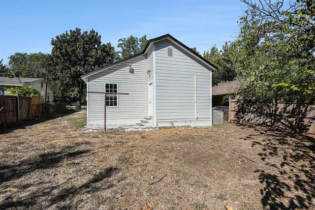 $1,800 | 3506 North Houston Street, Fort Worth, TX 76106