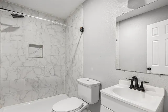 $1,800 | 3506 North Houston Street, Fort Worth, TX 76106