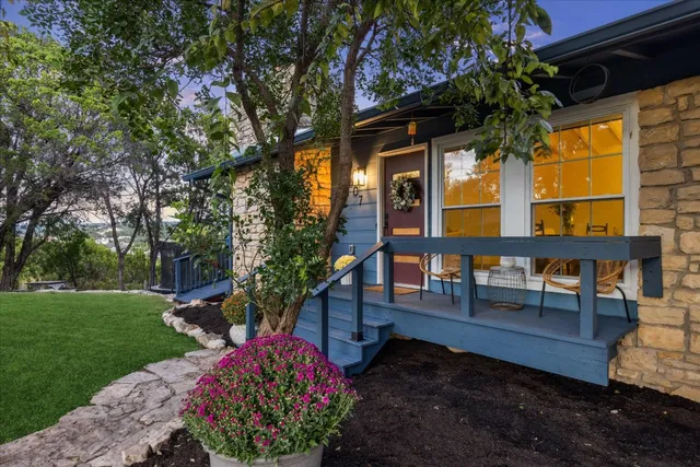 a view of a house with backyard and sitting area