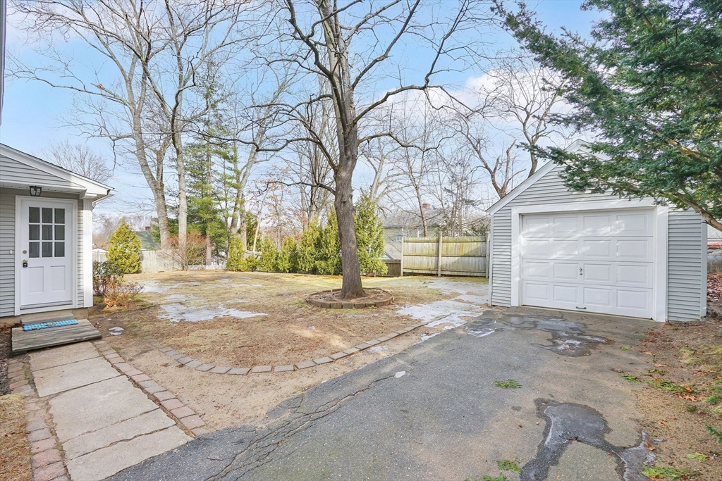 231 Dayton Street Springfield, MA 01118 - Photo 4 of 28