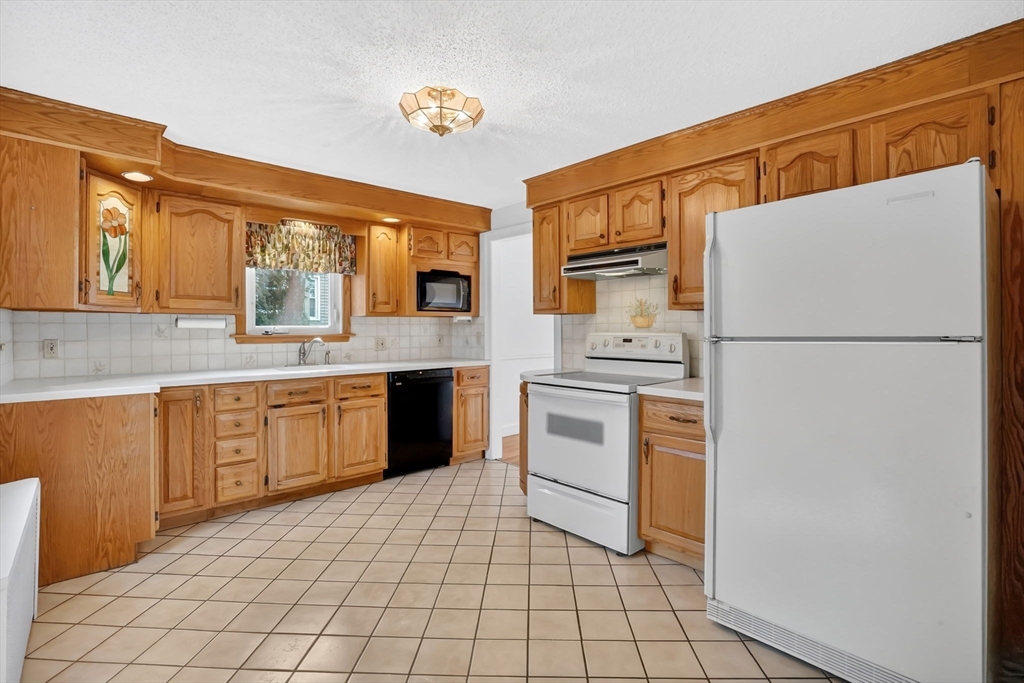 231 Dayton Street Springfield, MA 01118 - Photo 5 of 28