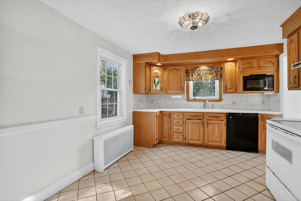 231 Dayton Street Springfield, MA 01118 - Photo 6 of 28