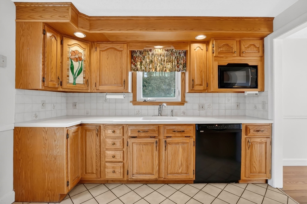 231 Dayton Street Springfield, MA 01118 - Photo 7 of 28