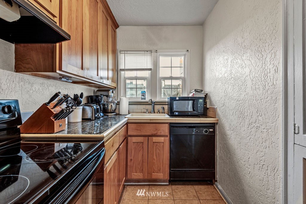 2030 Maple Street, Unit 16 Longview, WA 98632 - Photo 11 of 31 a kitchen with a sink stove and cabinets