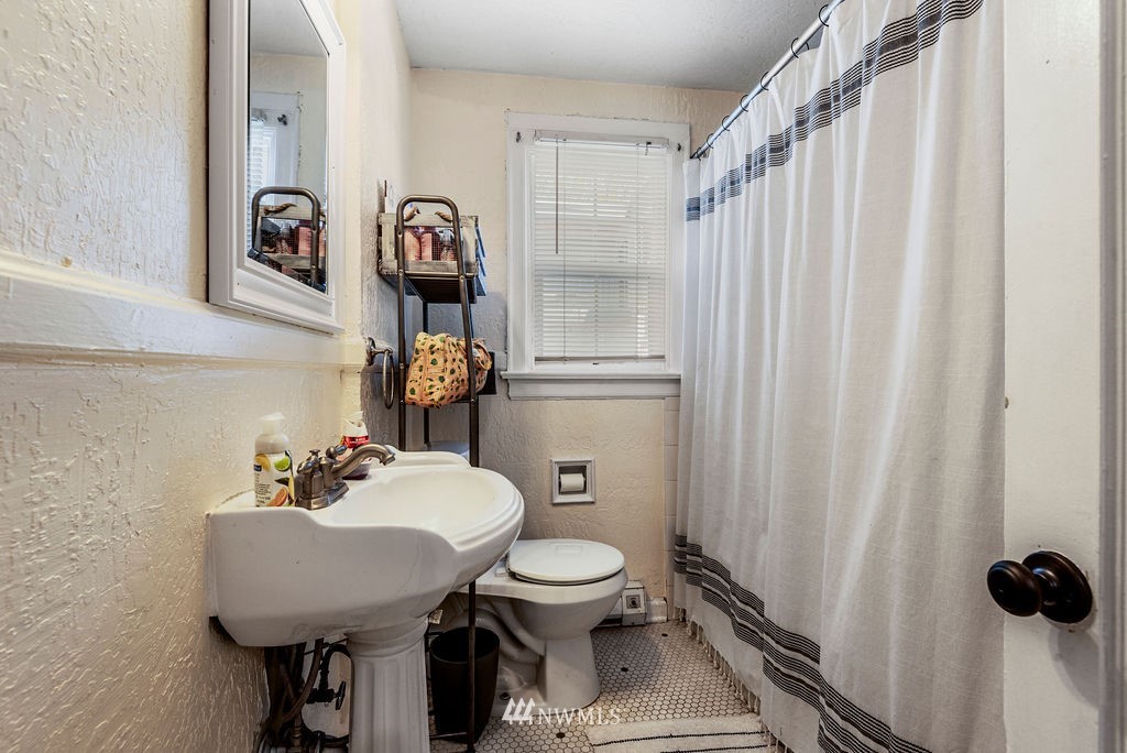 2030 Maple Street, Unit 16 Longview, WA 98632 - Photo 13 of 31 a bathroom with a toilet a sink and a mirror