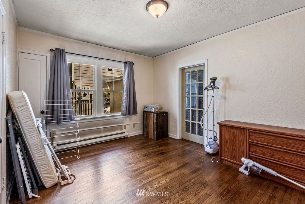 2030 Maple Street, Unit 16 Longview, WA 98632 - Photo 14 of 31 a living room with furniture gym equipment and wooden floor