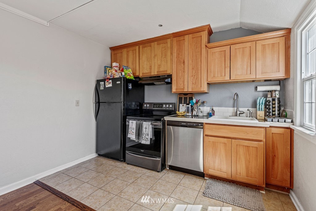 2030 Maple Street, Unit 16 Longview, WA 98632 - Photo 21 of 31 a kitchen with stainless steel appliances granite countertop a stove a sink and a refrigerator