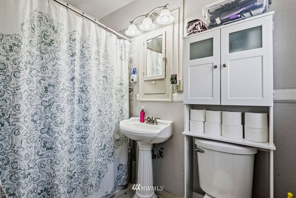 2030 Maple Street, Unit 16 Longview, WA 98632 - Photo 25 of 31 a bathroom with a sink a mirror and a shower