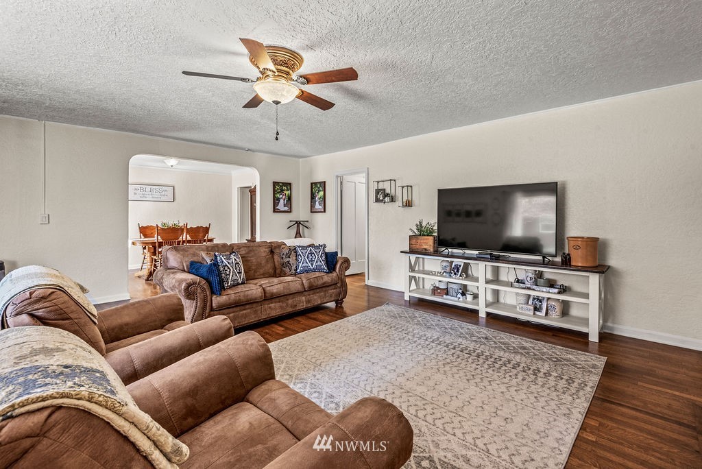 2030 Maple Street, Unit 16 Longview, WA 98632 - Photo 6 of 31 a living room with furniture and a flat screen tv