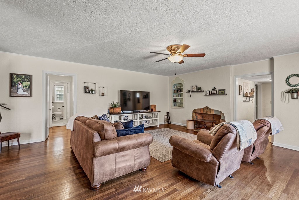 2030 Maple Street, Unit 16 Longview, WA 98632 - Photo 7 of 31 a living room with furniture a ceiling fan and a rug