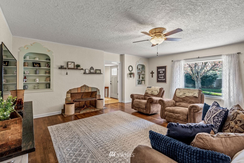 2030 Maple Street, Unit 16 Longview, WA 98632 - Photo 8 of 31 a living room with furniture ceiling fan and a rug
