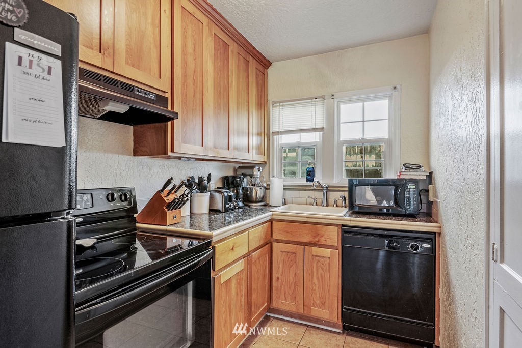 2030 Maple Street, Unit 16 Longview, WA 98632 - Photo 10 of 31 a kitchen with granite countertop a stove sink and cabinets