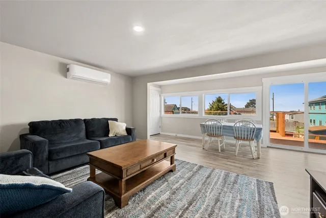 $600,000 | 34 4th Street South, Pacific Beach, WA 98571