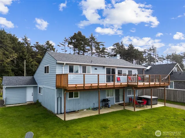 $600,000 | 34 4th Street South, Pacific Beach, WA 98571