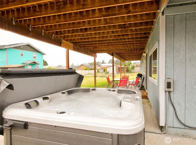 $600,000 | 34 4th Street South, Pacific Beach, WA 98571