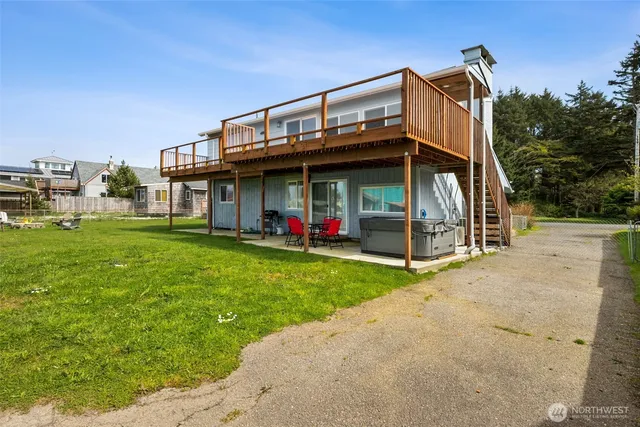 $600,000 | 34 4th Street South, Pacific Beach, WA 98571