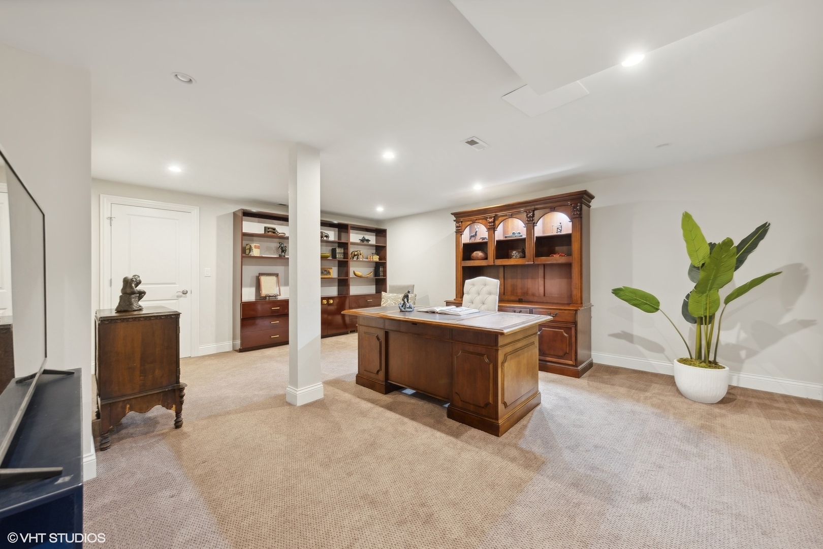 6 Bel Aire Court Burr Ridge, IL 60527 - Photo 28 of 37 a living room with furniture and a potted plant