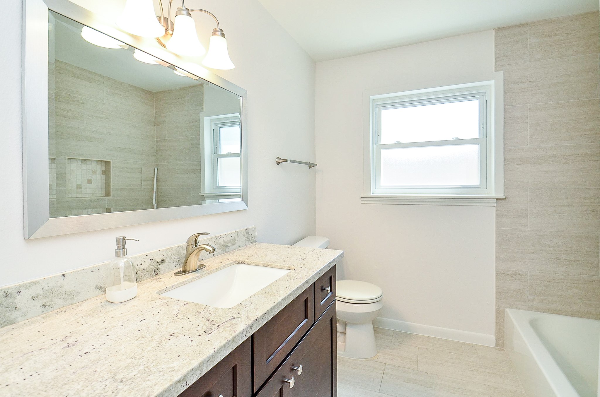 5127 Hummingbird Street Houston, TX 77035 - Photo 22 of 34 The hall bath has granite counters and a tub/shower.