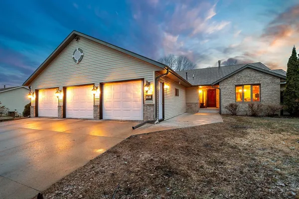 $499,900 | 141 Fairlawn Avenue East, Winsted, MN 55395