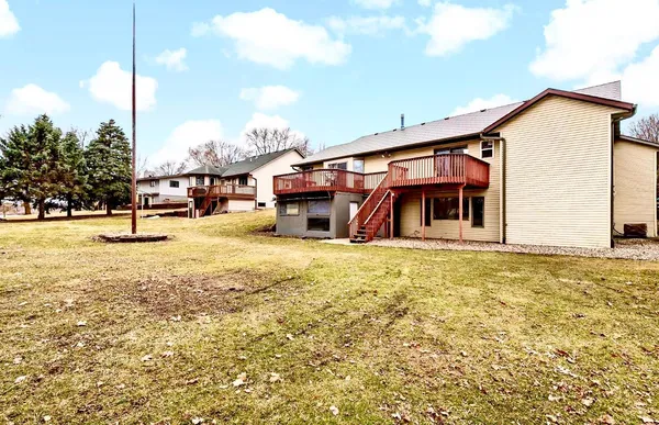 $499,900 | 141 Fairlawn Avenue East, Winsted, MN 55395