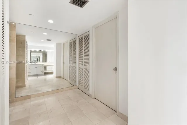 a view of entryway with bathroom