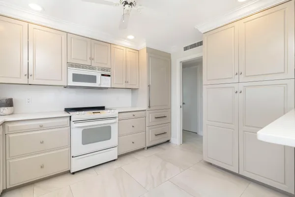 $1,300,000 | 400 Seasage Drive, Unit 806, Delray Beach, FL 33483