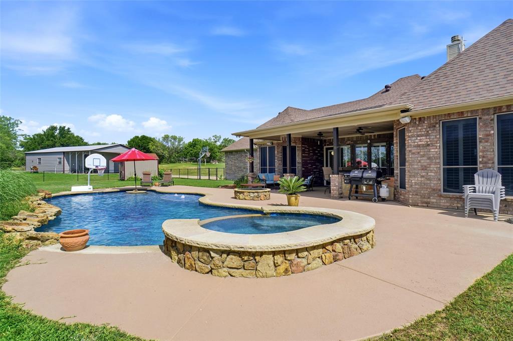 124 Carnes Court Springtown, TX 76082 - Photo 33 of 40
