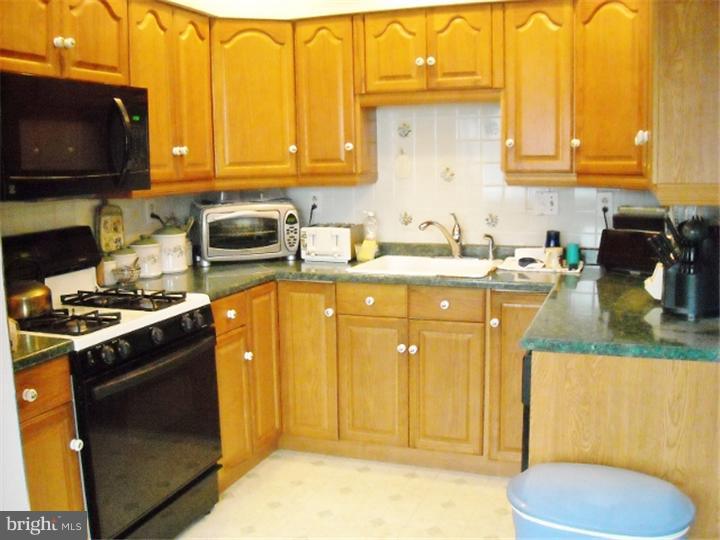 12010 Medford Road Philadelphia, PA 19154 - Photo 14 of 17 Kitchen