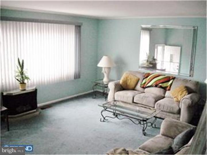 12010 Medford Road Philadelphia, PA 19154 - Photo 6 of 17 Living Room