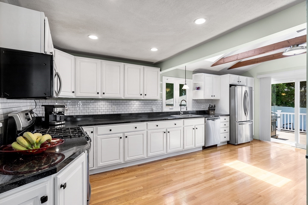 37 Bonad Road Stoneham, MA 02180 - Photo 4 of 41 Gallery Image 4