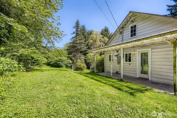 a view of a house with a yard