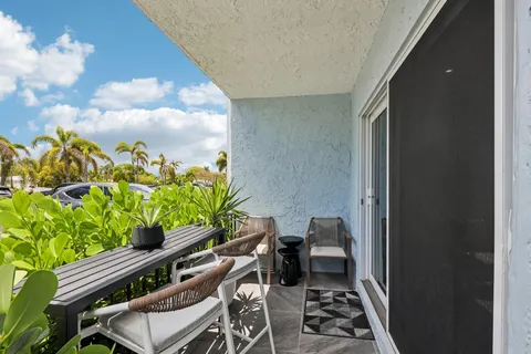 $299,900 | 3004 Northeast 5th Terrace, Unit 101C, Wilton Manors, FL 33334