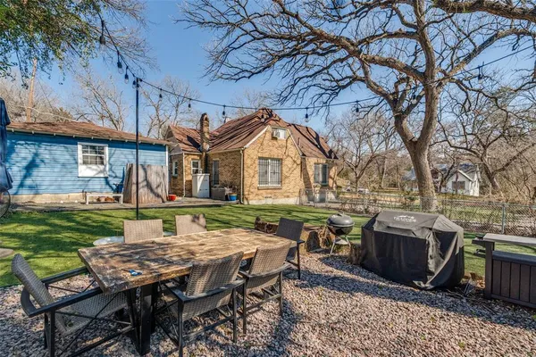 a view of a yard with a house