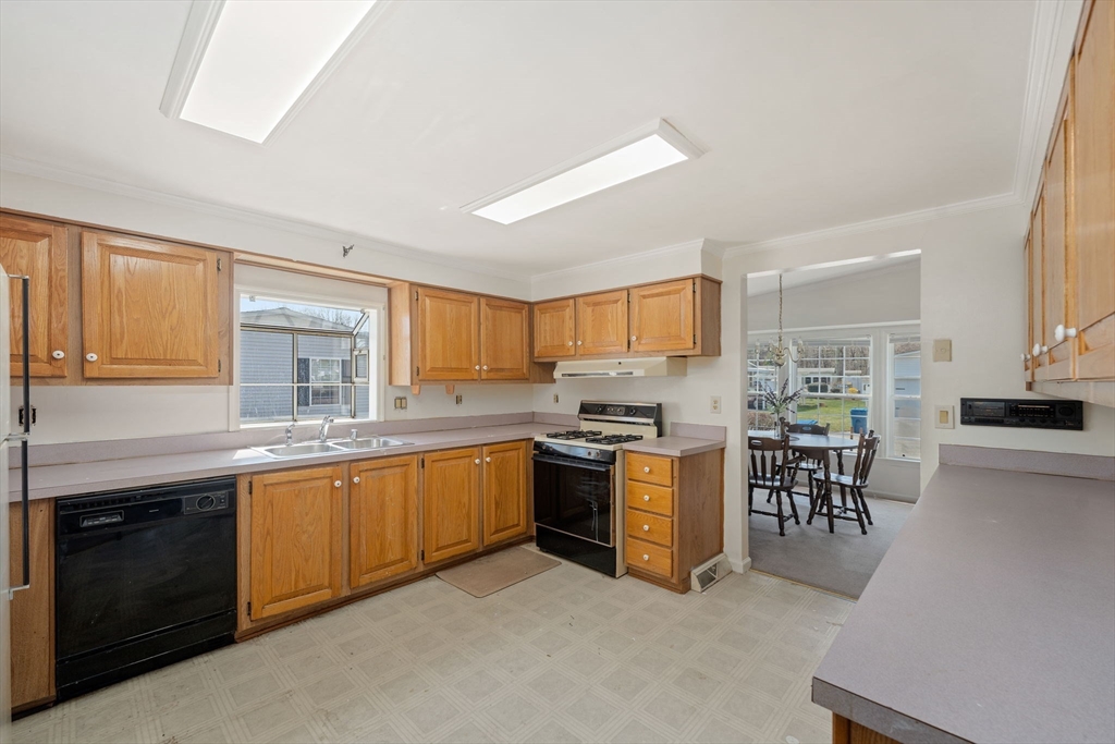 239 Mapleleaf Drive Taunton, MA 02780 - Photo 16 of 33