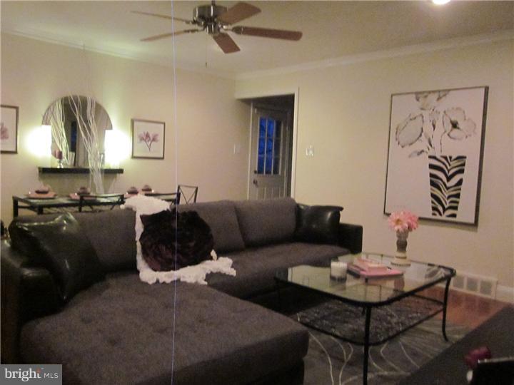 906 Inverness Lane Philadelphia, PA 19128 - Photo 2 of 22 Living Room