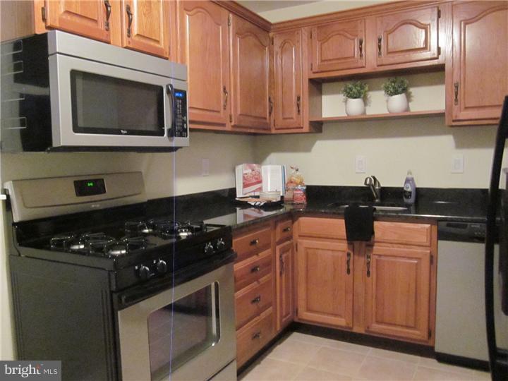 906 Inverness Lane Philadelphia, PA 19128 - Photo 6 of 22 Kitchen