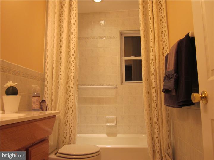 906 Inverness Lane Philadelphia, PA 19128 - Photo 8 of 22 Bathroom