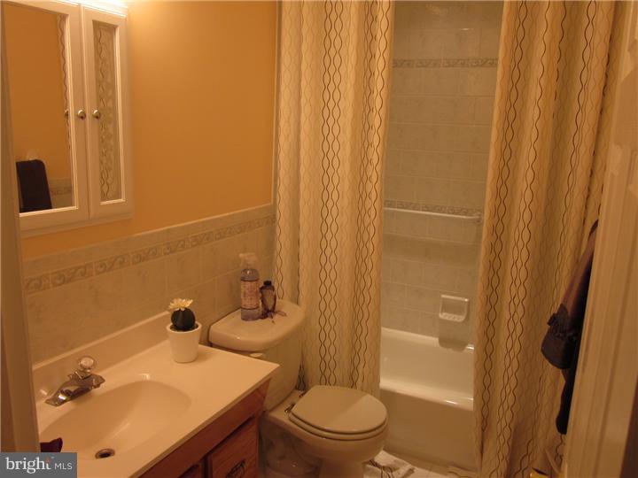 906 Inverness Lane Philadelphia, PA 19128 - Photo 9 of 22 Bathroom