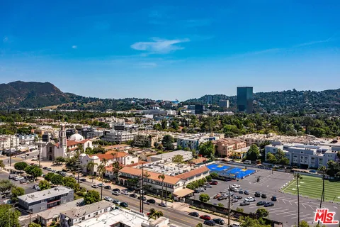 $949,000 | 10923 Landale Street, Unit 2, Toluca Lake, CA 91602