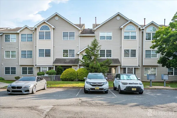 $369,999 | 525 Edpas Road, New Brunswick, NJ 08901