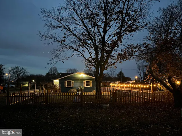 a view of a yard in front of the house