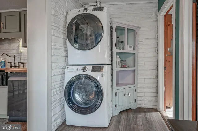 a view of a bedroom with washer and dryer