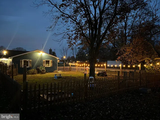 a view of yard with tree