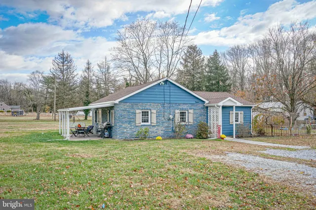 a view of house with a yard