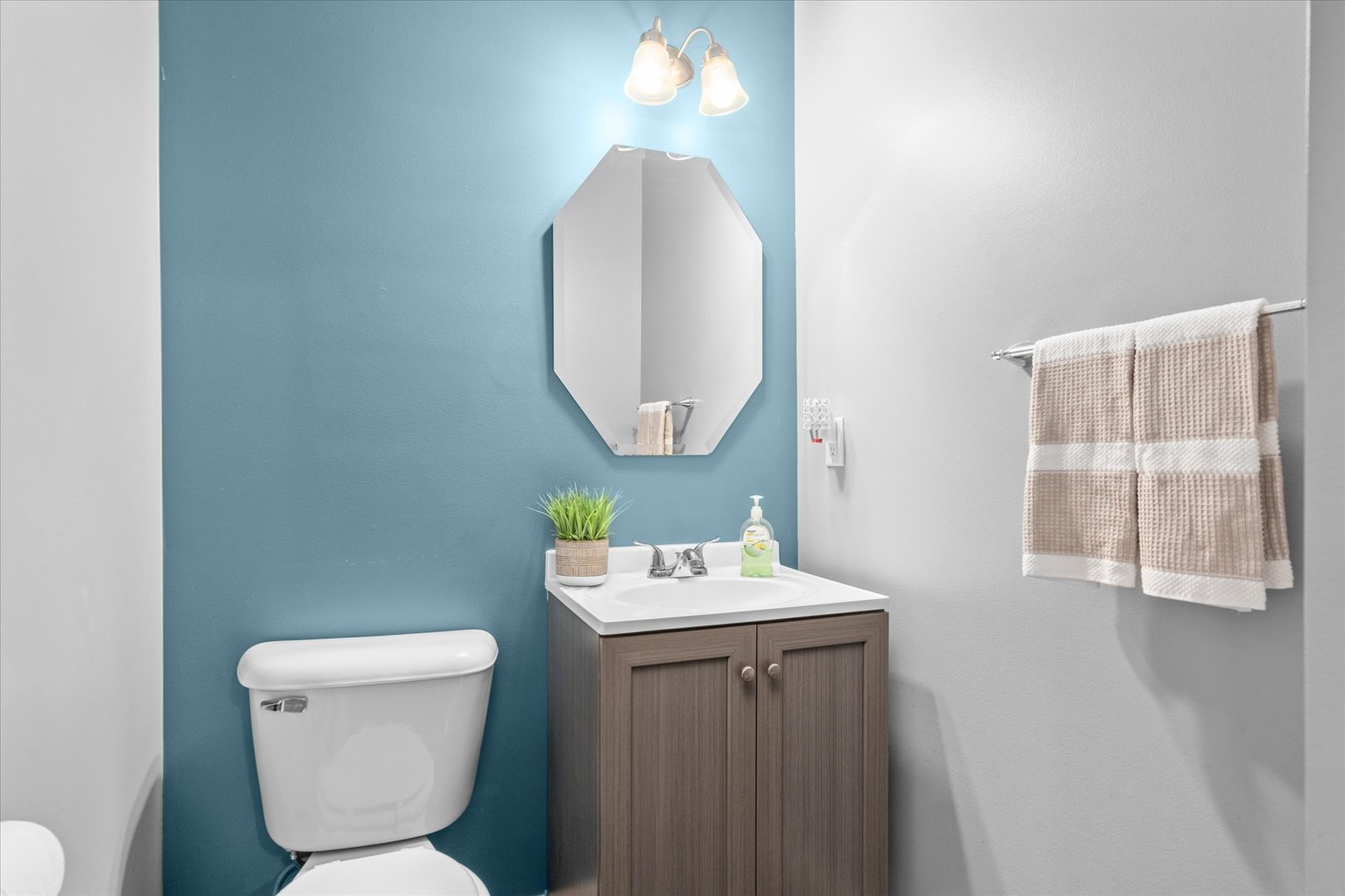 278 Windett Ridge Road Yorkville, IL 60560 - Photo 15 of 31 a bathroom with a toilet sink and mirror